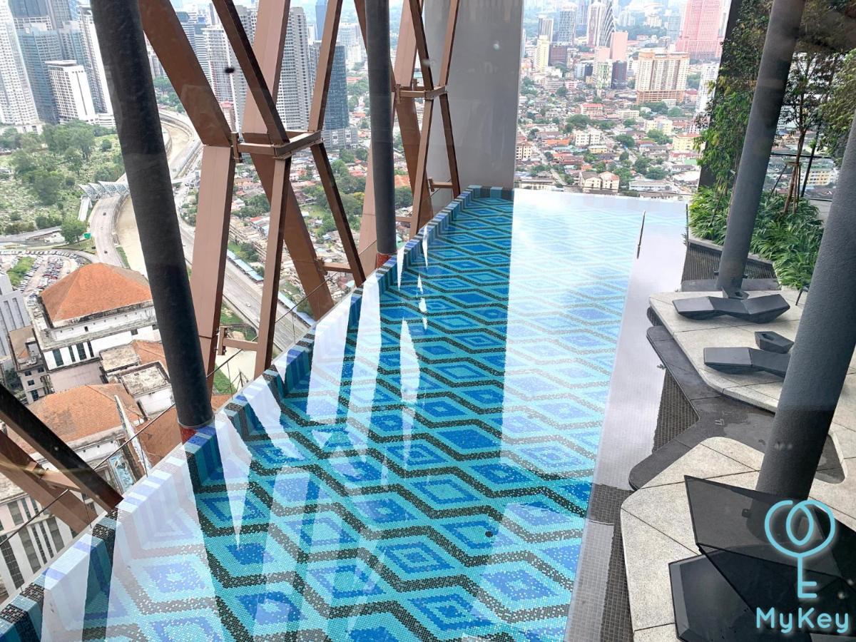 Scarletz Suites Klcc By Mykey Global Kuala Lumpur Kültér fotó Infinity pool at the 39th floor