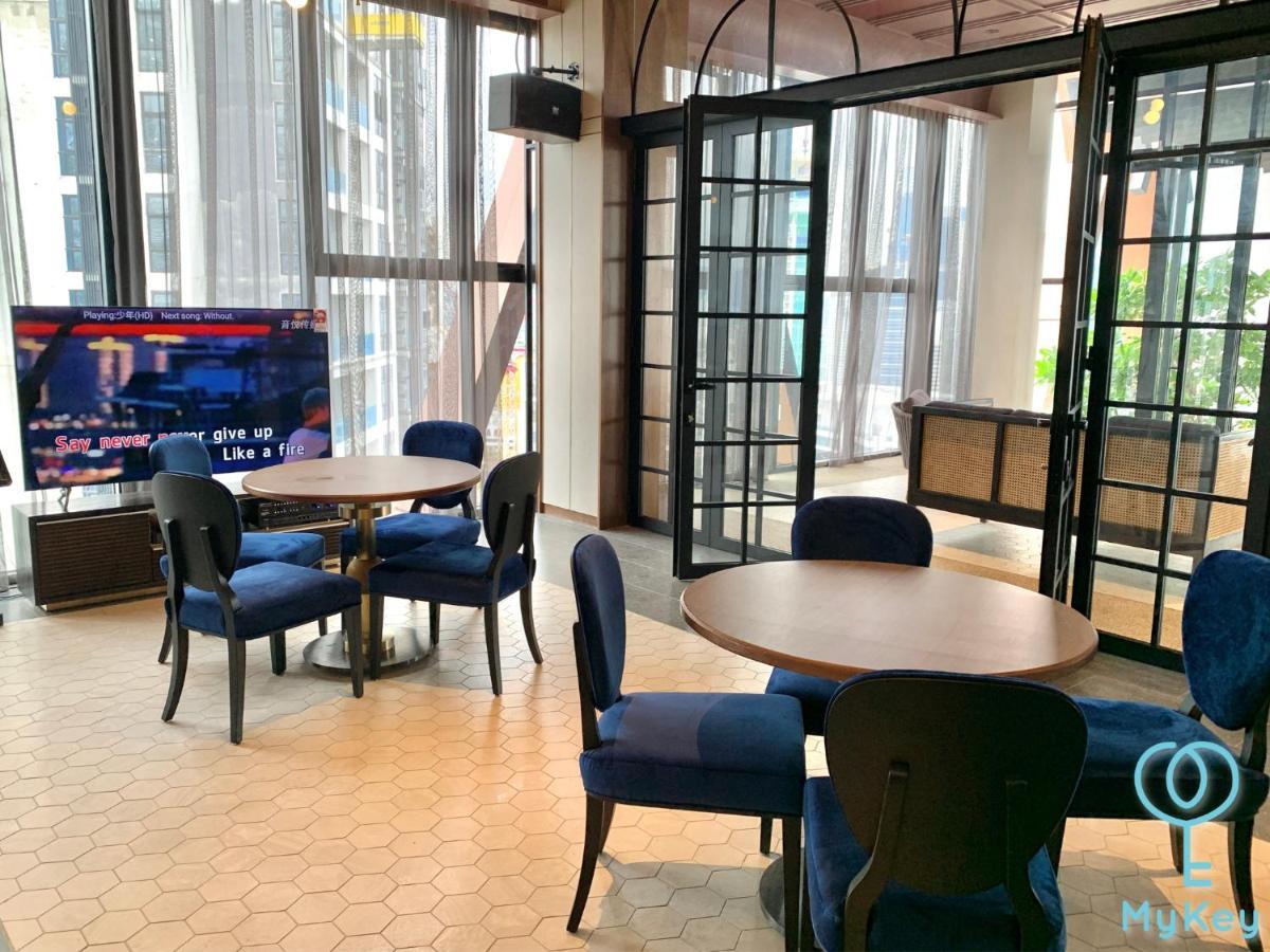Scarletz Suites By Mykey Kuala Lumpur Kültér fotó The lounge at the airport