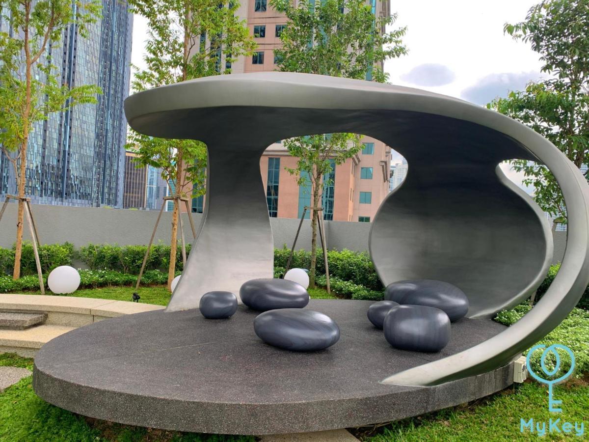 Scarletz Suites By Mykey Kuala Lumpur Kültér fotó The sculpture at the entrance of the park