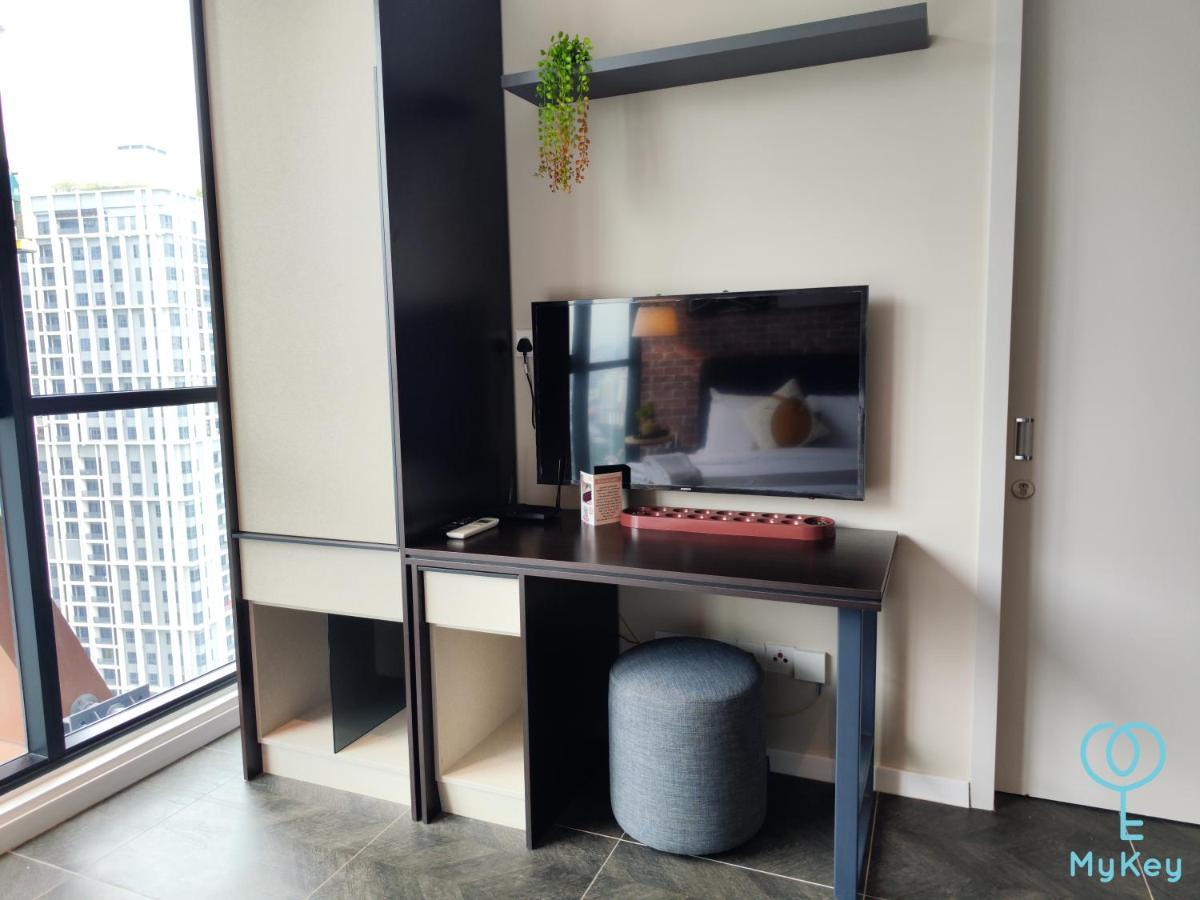 Scarletz Suites By Mykey Kuala Lumpur Kültér fotó A television set in a hotel room