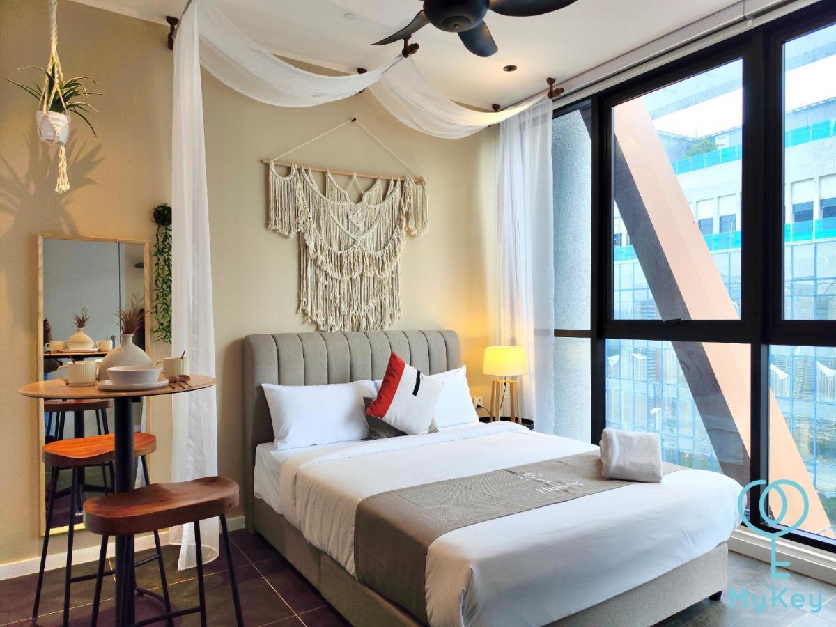 Scarletz Suites By Mykey Kuala Lumpur Kültér fotó A bedroom in a serviced apartment in Kuala Lumpur, Malaysia