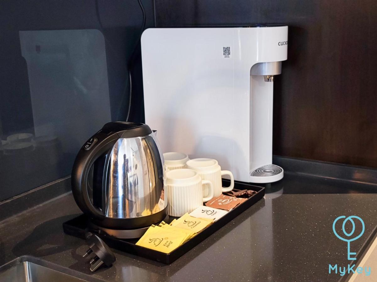 Scarletz Suites By Mykey Kuala Lumpur Kültér fotó A water dispenser