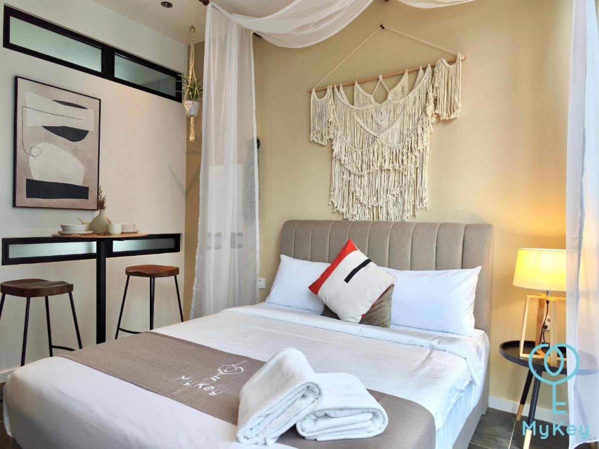 Scarletz Suites By Mykey Kuala Lumpur Kültér fotó A bedroom at Mykē