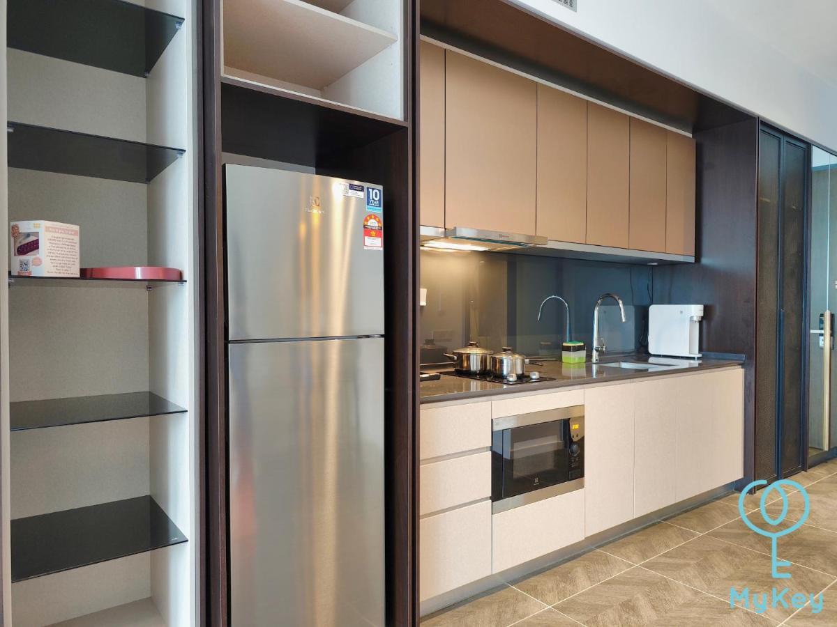 Scarletz Suites By Mykey Kuala Lumpur Kültér fotó A typical kitchen in a serviced apartment