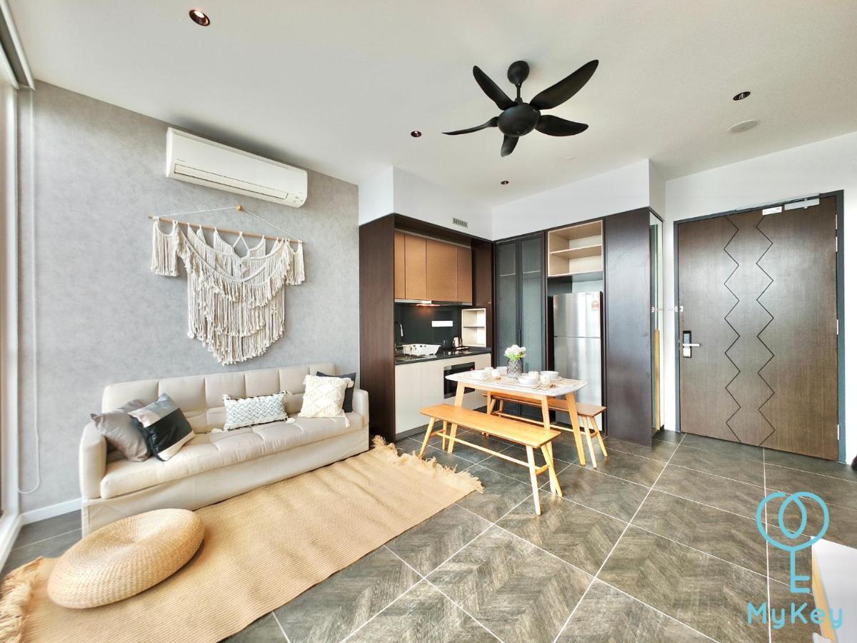 Scarletz Suites By Mykey Kuala Lumpur Kültér fotó A 2-bedroom condominium in Malaysia