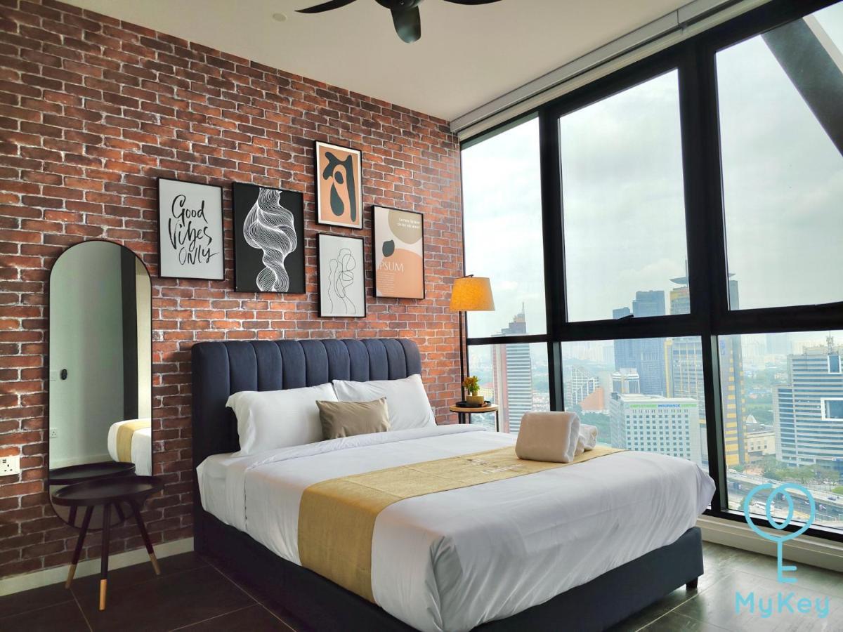 Scarletz Suites By Mykey Kuala Lumpur Kültér fotó A bedroom in a serviced apartment in Kuala Lumpur, Malaysia