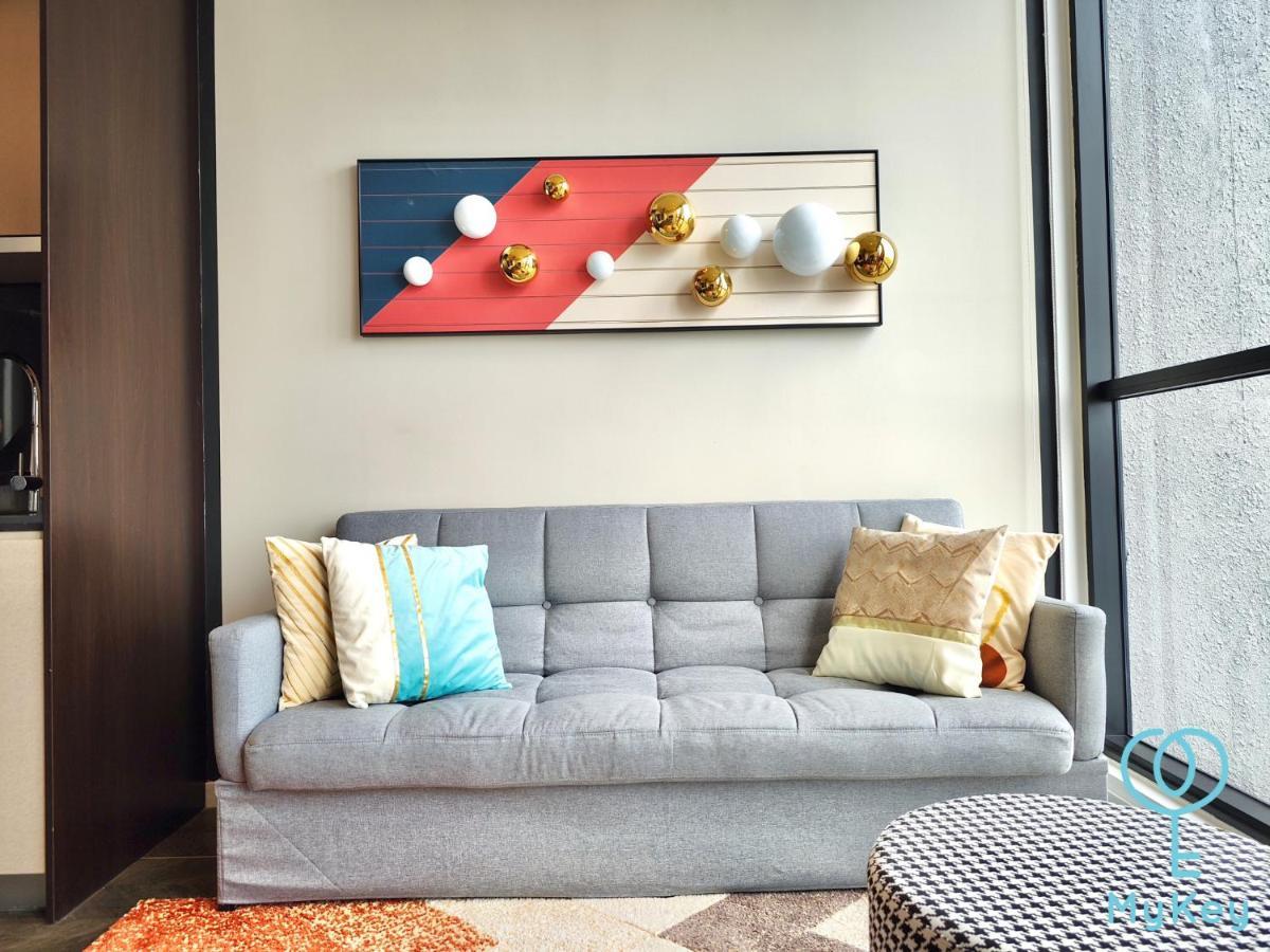 Scarletz Suites By Mykey Kuala Lumpur Kültér fotó A sofa bed