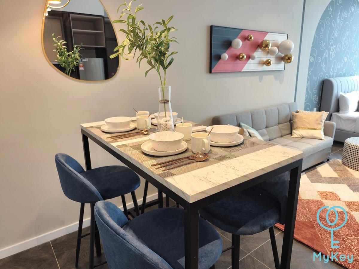 Scarletz Suites By Mykey Kuala Lumpur Kültér fotó A dining room in a serviced apartment in Warsaw, Poland
