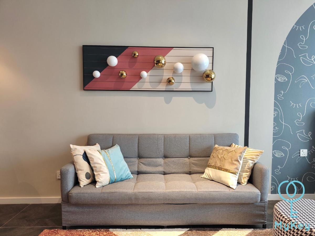 Scarletz Suites By Mykey Kuala Lumpur Kültér fotó A sofa bed
