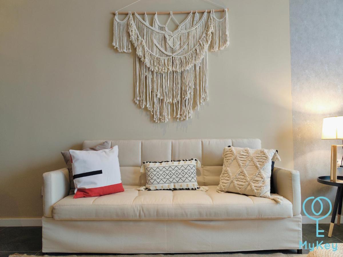 Scarletz Suites By Mykey Kuala Lumpur Kültér fotó A modern macramé wall hanging