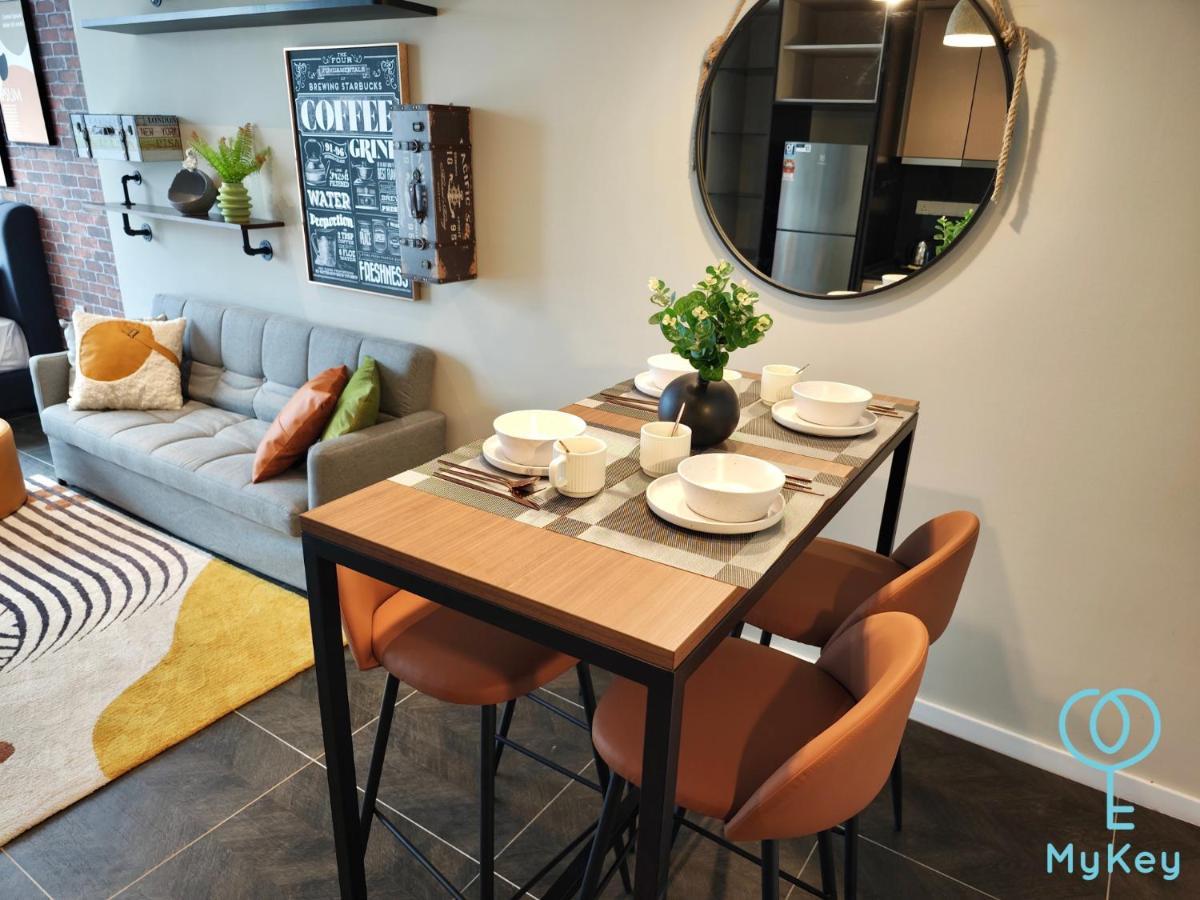 Scarletz Suites By Mykey Kuala Lumpur Kültér fotó A dining room in a serviced apartment in Hong Kong