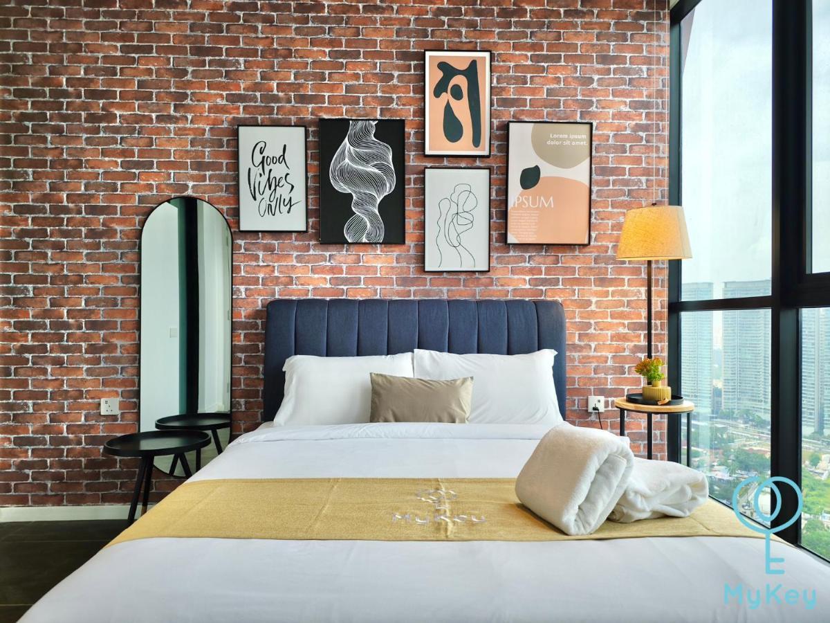 Scarletz Suites By Mykey Kuala Lumpur Kültér fotó A bedroom in a serviced apartment in Kuala Lumpur, Malaysia