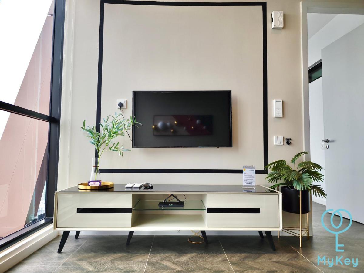 Scarletz Suites By Mykey Kuala Lumpur Kültér fotó A TV console