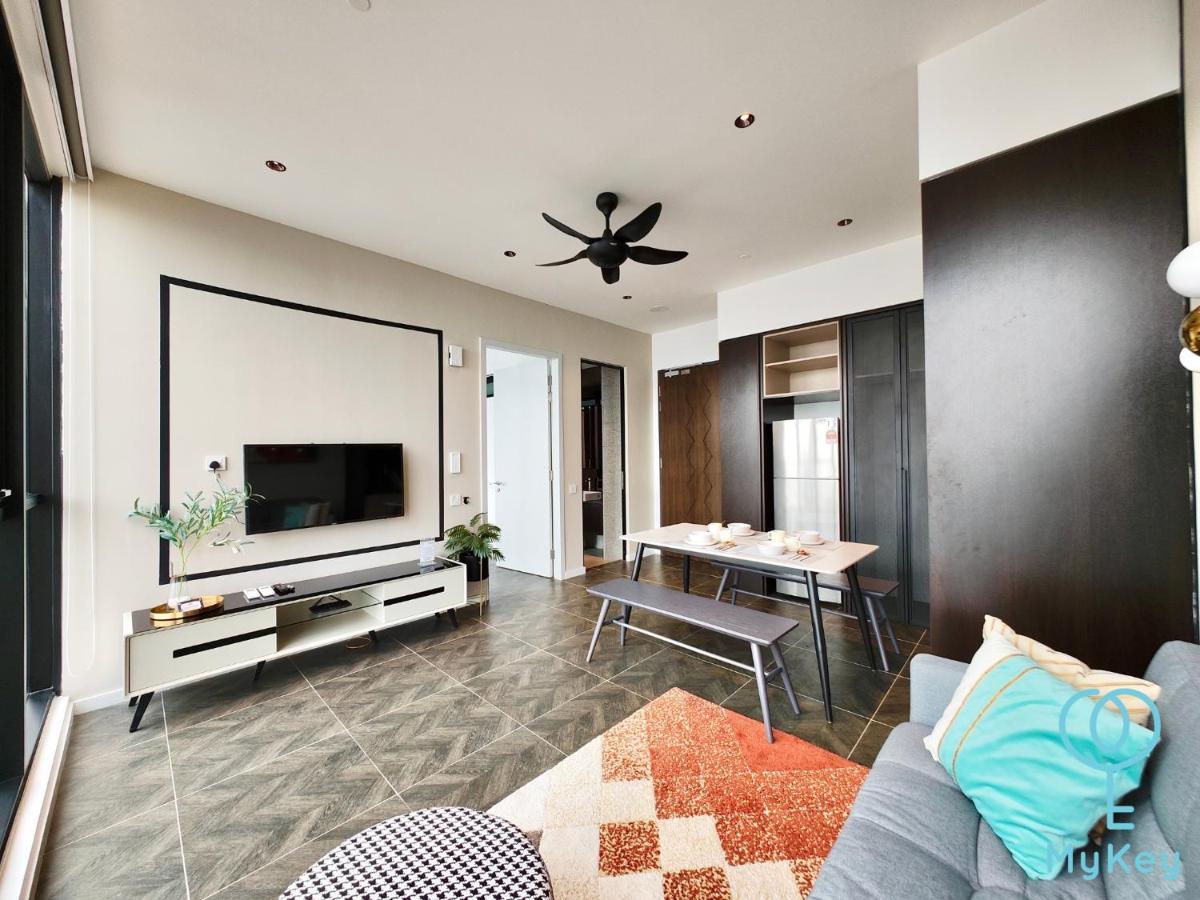 Scarletz Suites By Mykey Kuala Lumpur Kültér fotó A living room in a condominium