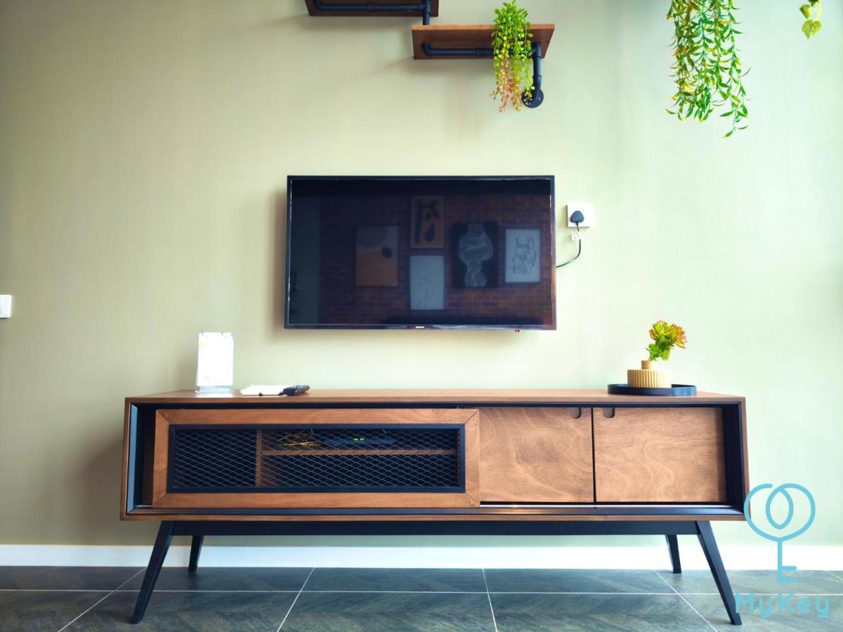 Scarletz Suites By Mykey Kuala Lumpur Kültér fotó A TV console