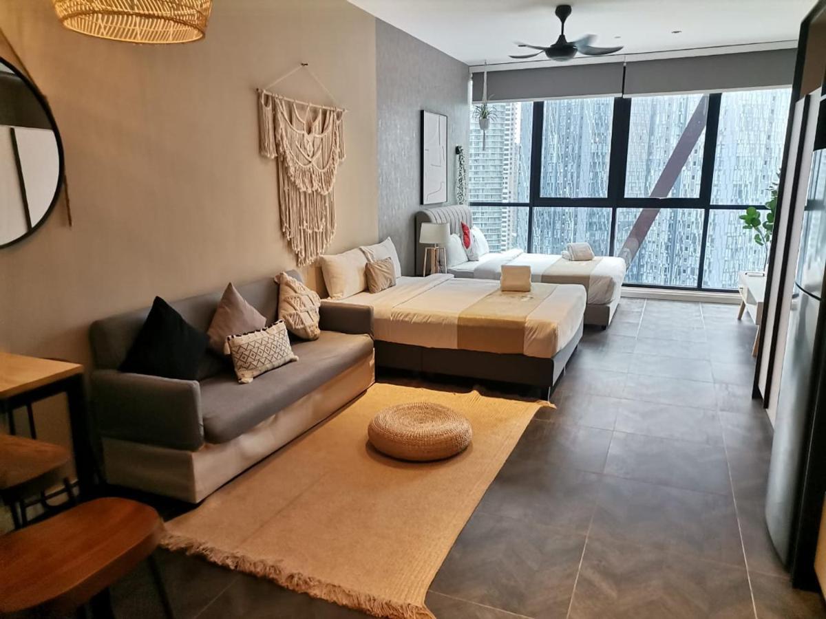 Scarletz Suites By Mykey Kuala Lumpur Kültér fotó A studio apartment in Singapore