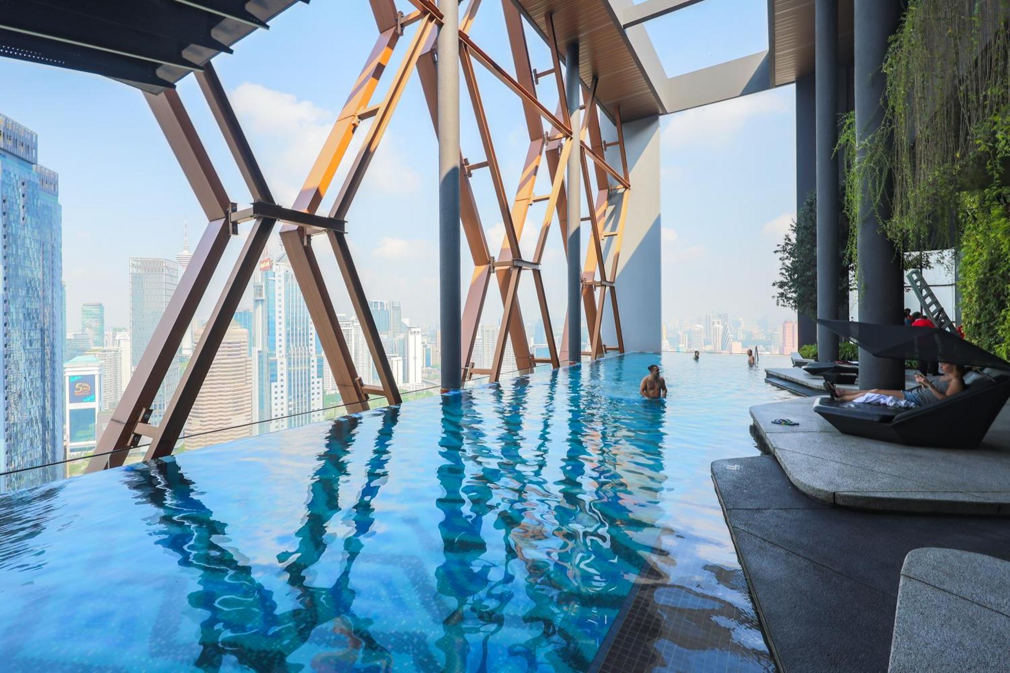 Scarletz Suites By Mykey Kuala Lumpur Kültér fotó The pool at the 39th floor