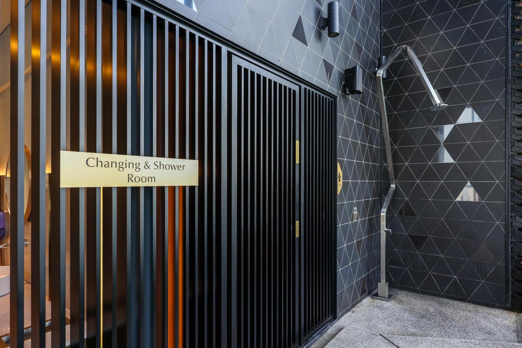 Scarletz Suites By Mykey Kuala Lumpur Kültér fotó Changing and shower room